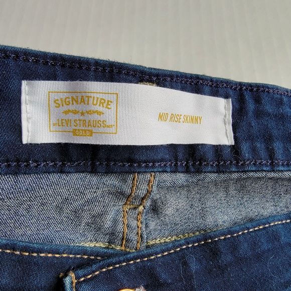 Signature Levi Strauss Gold Denim Capris Mid Rise Skinny - Size 24S - Picture 5 of 6